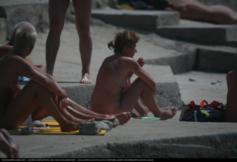Nudist Rocky Family Angle gallery - Minimizing clothing or nudism