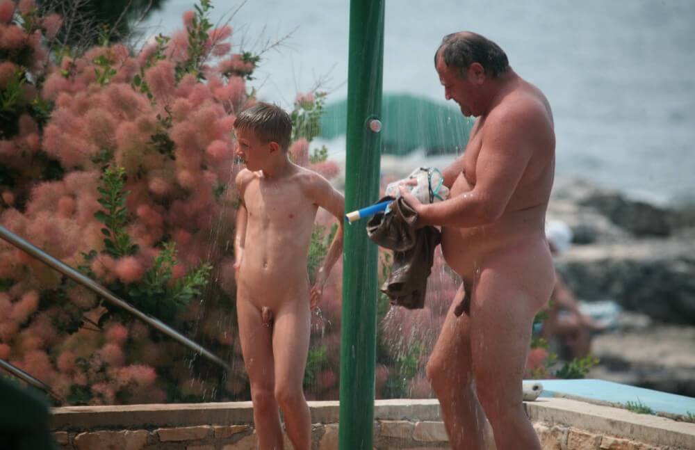 Naturist Shower Profiles pics - Nudism is an expression of freedom and individuality