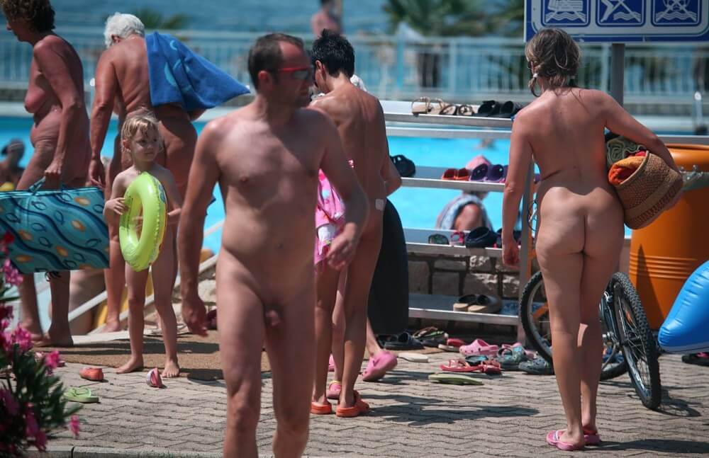 Daytime Nudists Chill Out photos - Social Nudism Around the World