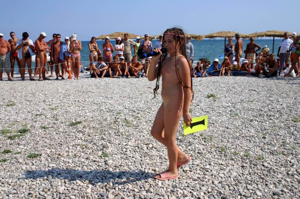 Naturist Mic Speech photos - The naked body is an expression of freedom