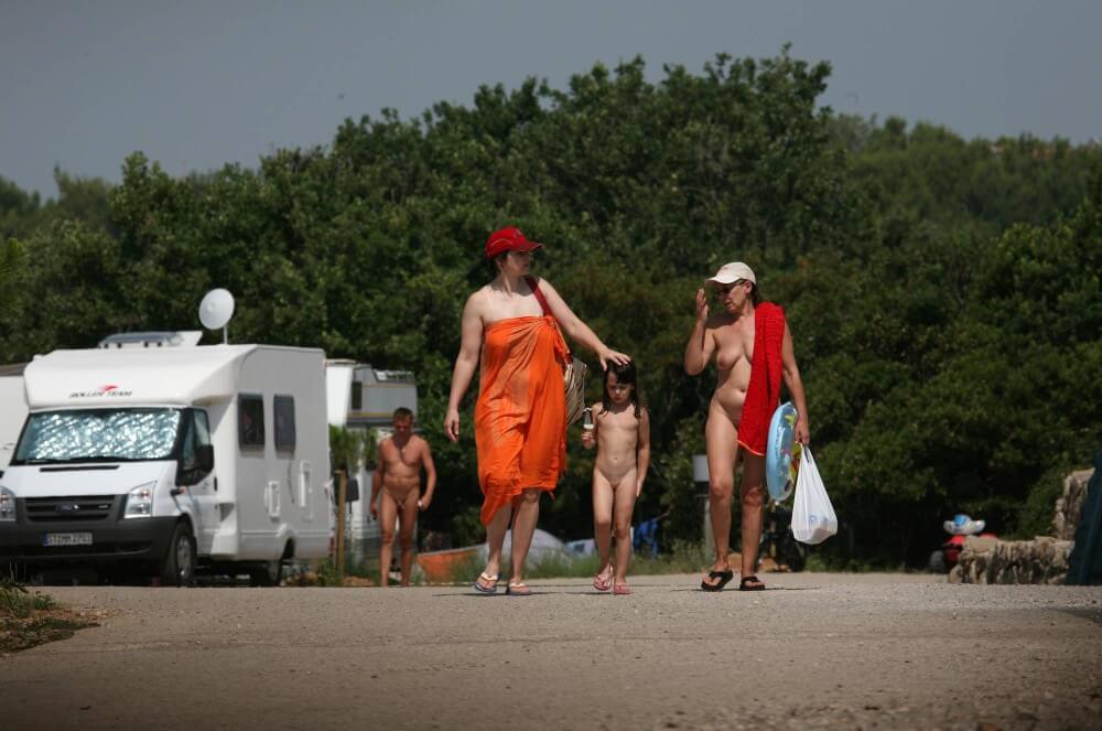 Bondi Beach Path Outskirt pics - A nudist promotes tolerance and respect for others