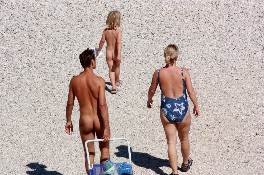 Beach Voyage Nudism Life pics - Active naturists on vacation
