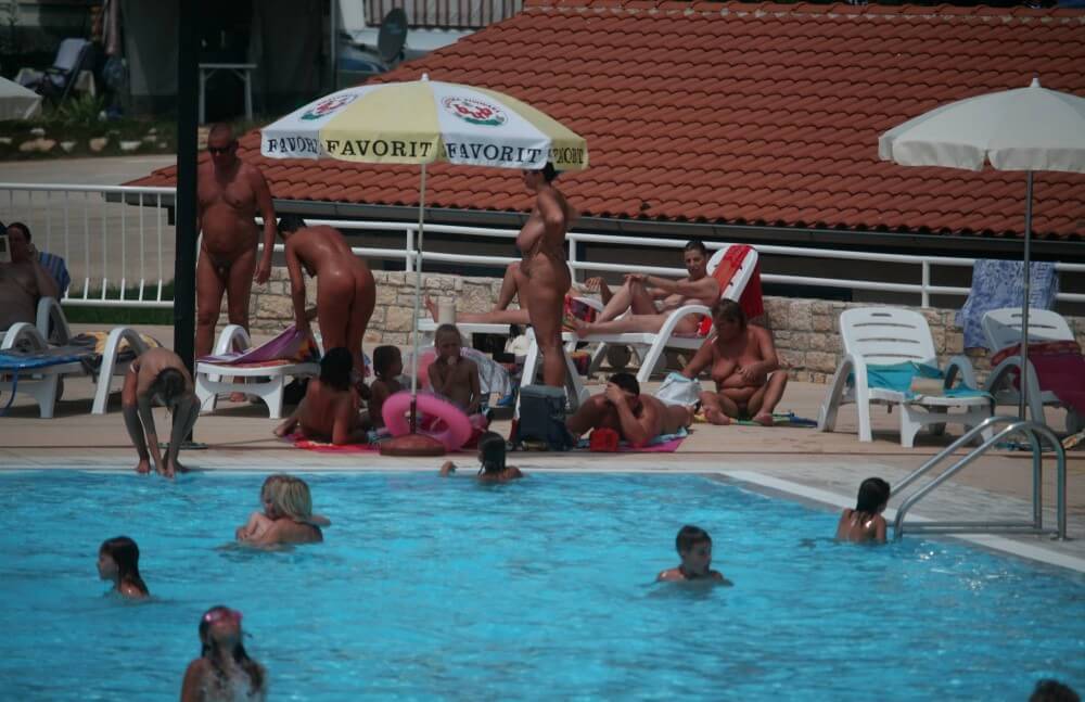 Naturist Pool Observation pics - Nudism contributes to the strengthening of psychological health