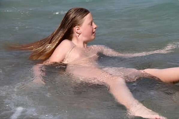 Turqoise Water Splash pics - Being oneself is the foundation of nudism