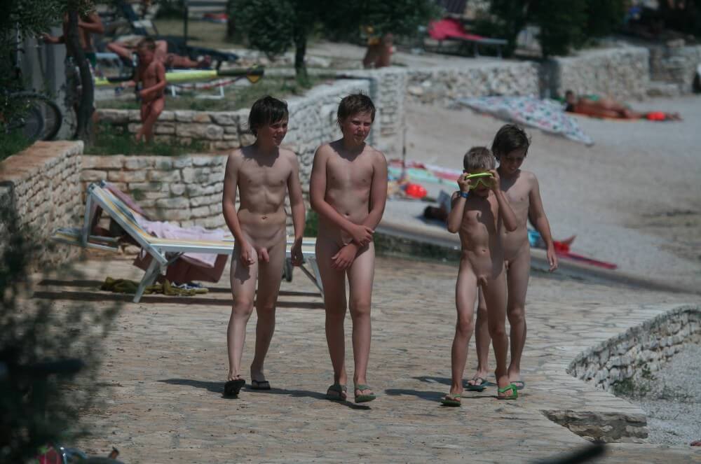 Shore walking nude - Home naturism in all its glory