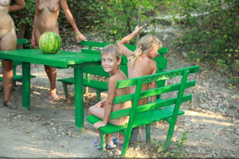 Naturists green picnic photos - Blending in with the crowd of nudists