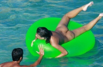 Hot Day Beach Walkers gallery - Nudism reduces self-consciousness