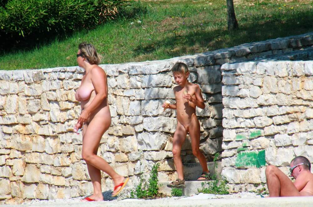 Ula FKK Wall-Side Families pics - The practice of naturism fosters an atmosphere of trust and respect