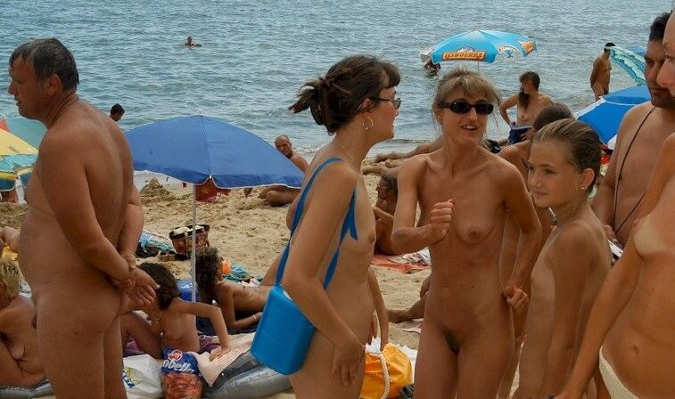 Documentary video naturism 1999 - Public nudism