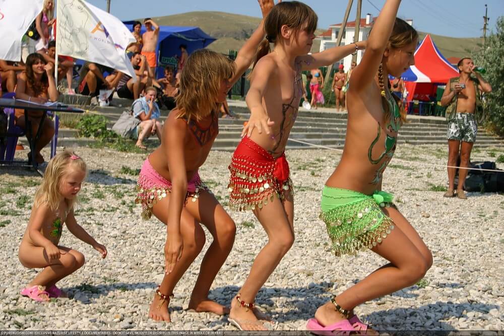 Festival and dancing photos - Simplicity is the key to nudism