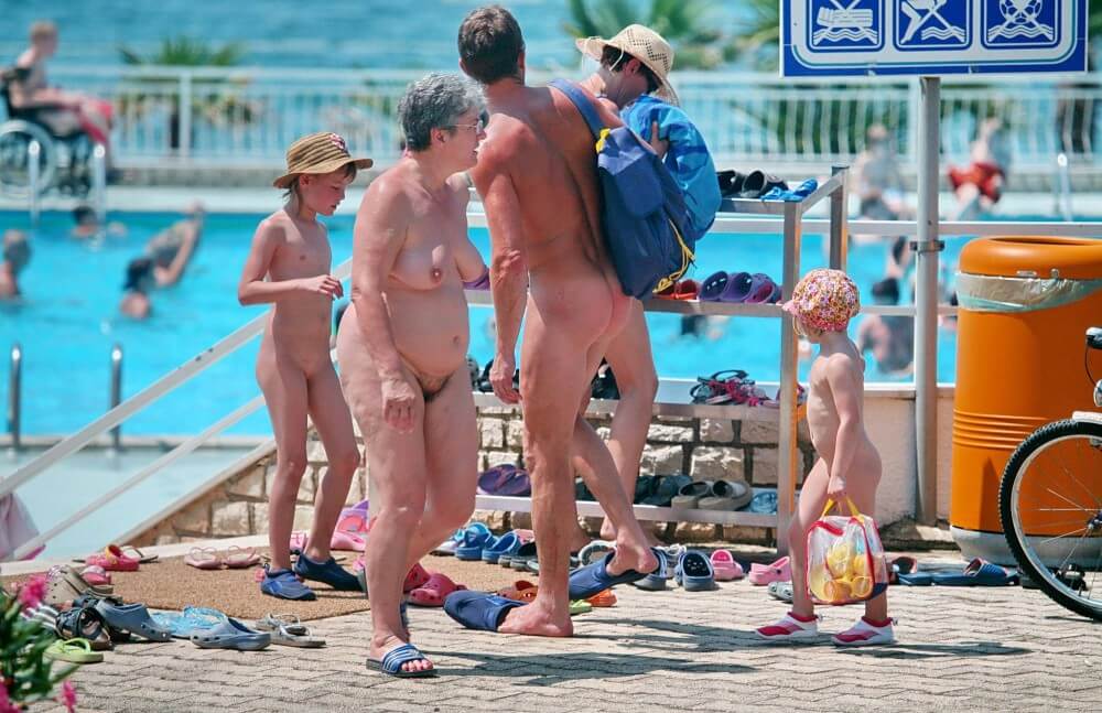 Family Poolside Grouping pics - Loyal Followers of the Movement