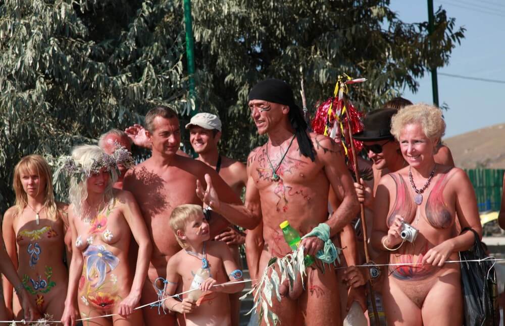 Naturist Day From Behind pics - Nudism is based on sincerity