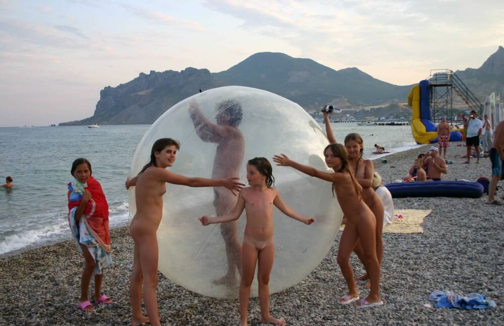 Pics Walk on the Beach Balloon - Naturists respect each other and those around them