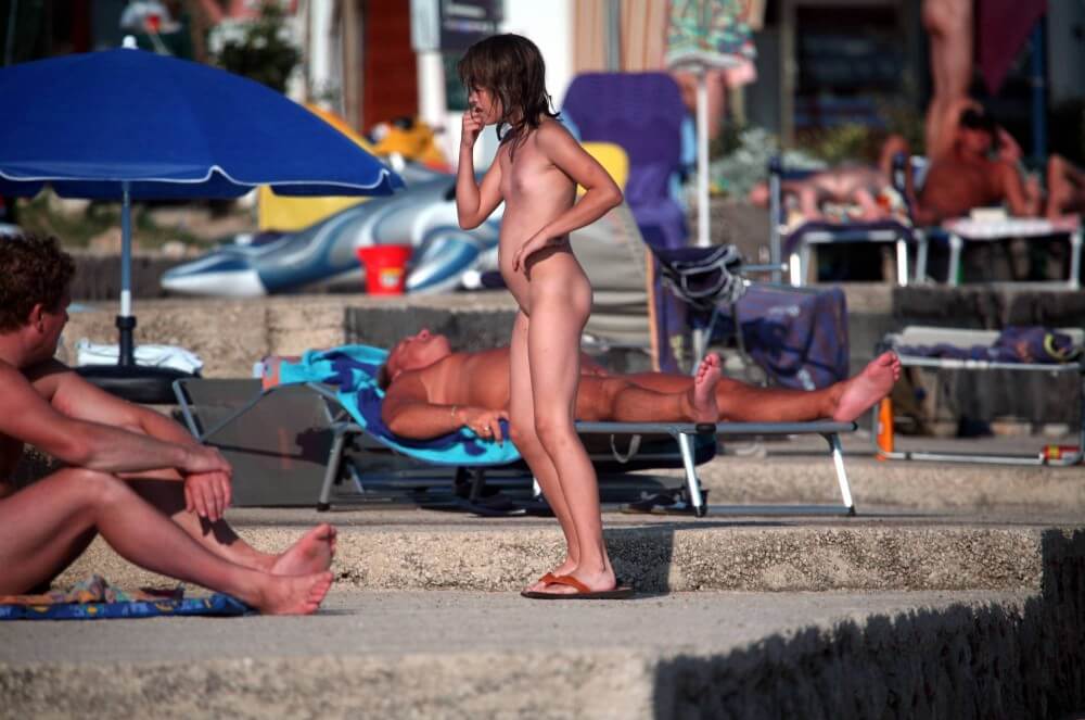 Girl Walk to Nudist Shower pics - Benefits of naturist recreation and harmony with nature