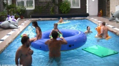 Piano pool and tennis Full HD - The naked body is an expression of freedom