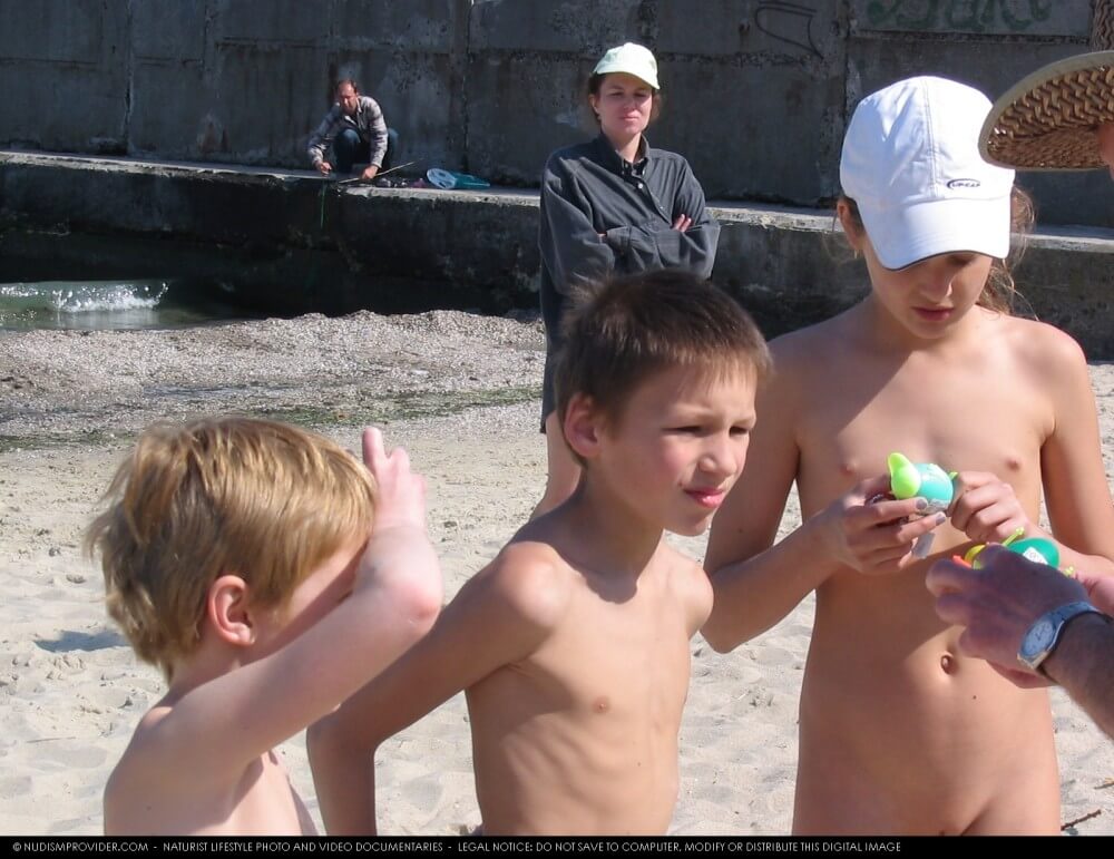 Premium Content # 28 - Nudism strengthens friendships and mutual respect