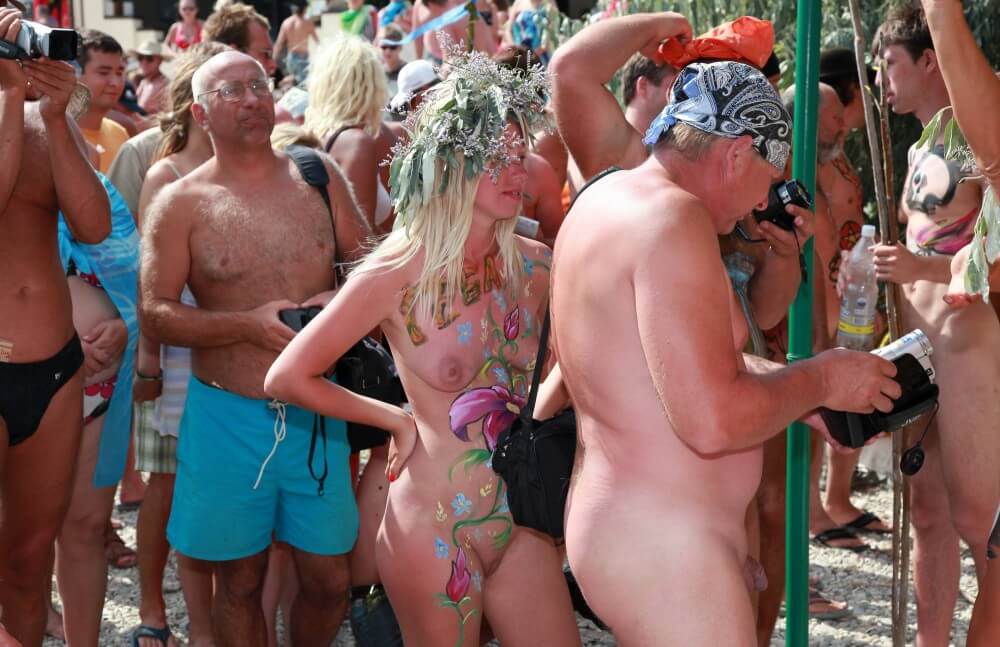 Neptune Painting Couple pics - Visiting the Beach Without Clothes