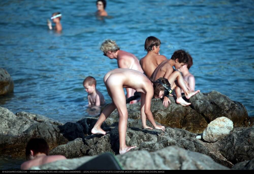Summer day on the Black Sea photos - Nudism brings joy to life