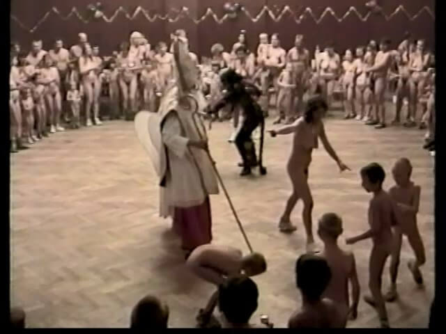 Helios Natura: Christmas Kinder Spiele - Lightheartedness and ease are characteristic features of the practice of nudism and naturism