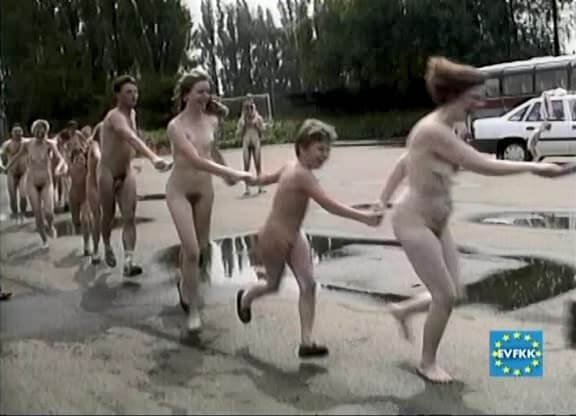 Helios Natura: Tutti-Frutti Nudie - Eurovid FKK - Taking Off Ones Clothes